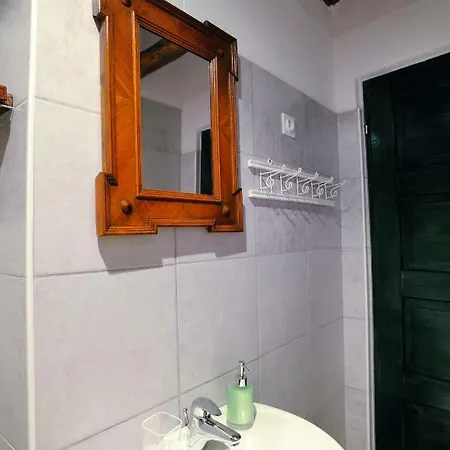 Traditional Istrian Stone House בית הארחה