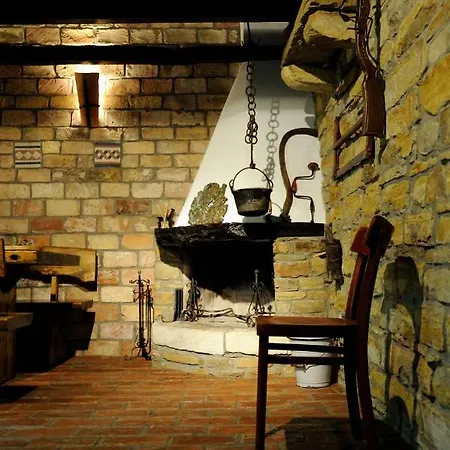 Traditional Istrian Stone House בית הארחה