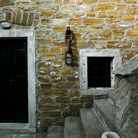 Traditional Istrian Stone House בית הארחה *